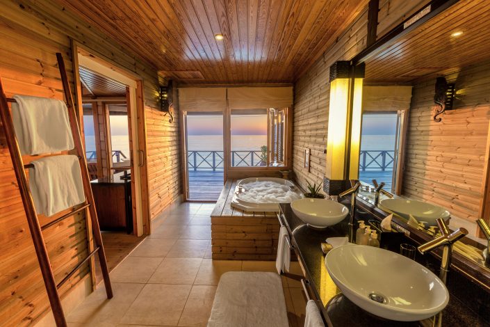 KomandooJacuzziWaterVillasBathroom-1